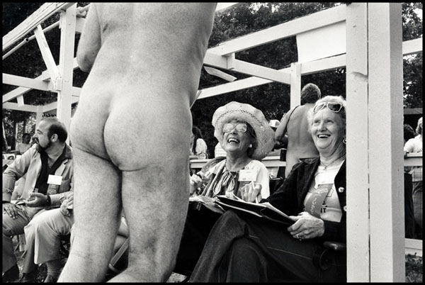 Tai nudistas Bakersfield, California, 1953. Nuotrauka padaryta renginio Misteris Nudistas metu. Šis dalyvis bando paveikti teisėjus. Jis pralaimėjo. Elliott Erwitt